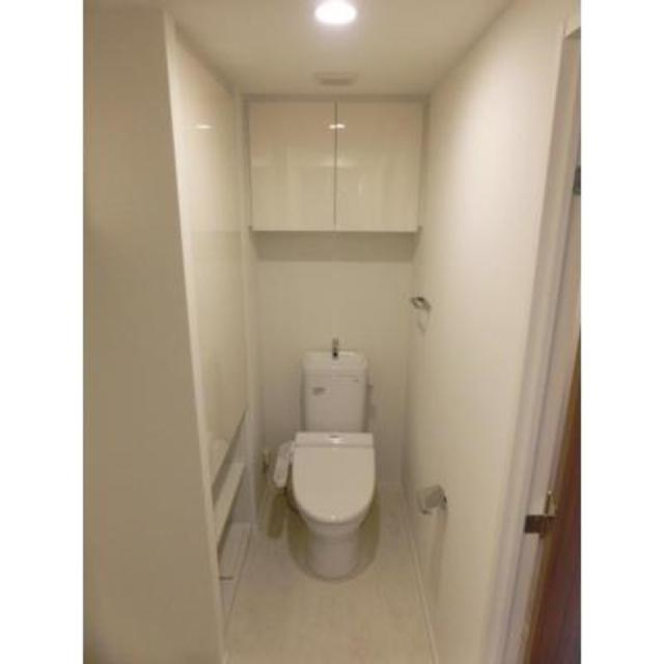 棚があるので掃除用具を整理整頓しやすそうです。※写真は同タイプ住戸です。