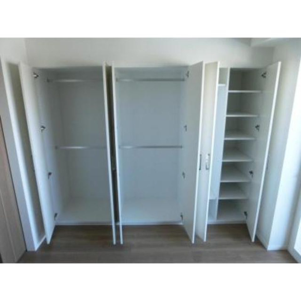 収納を開けた時の様子。※写真は同タイプ住戸です。