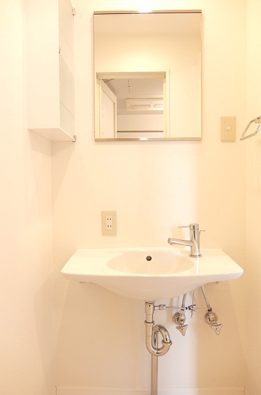 鏡付きの洗面台。※参考写真