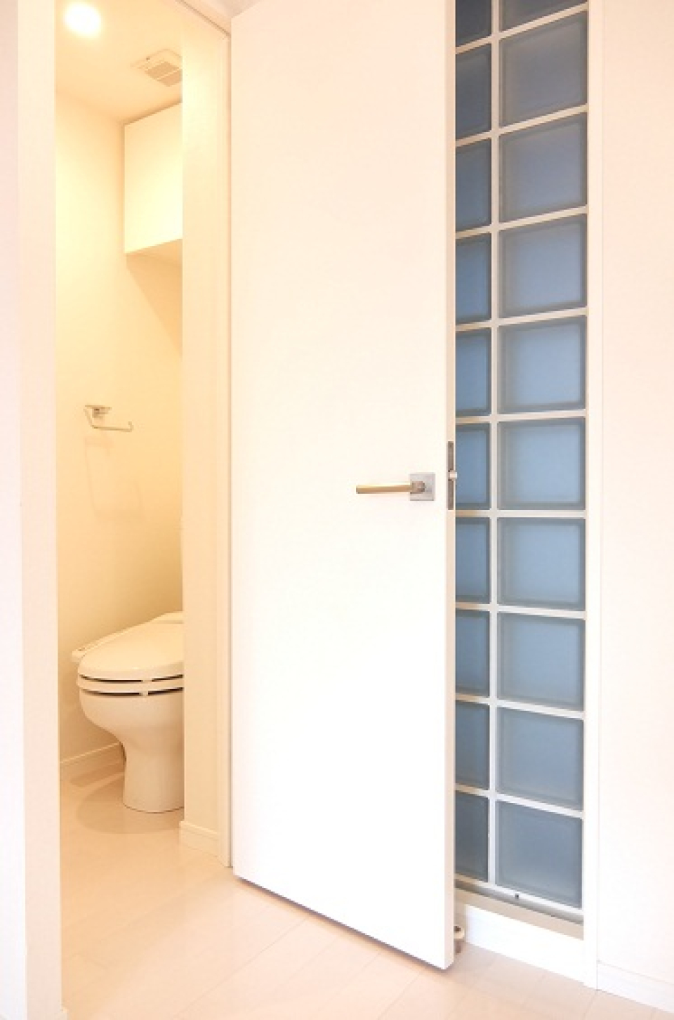 おトイレはガラスブロックの横に設置されています。※参考写真