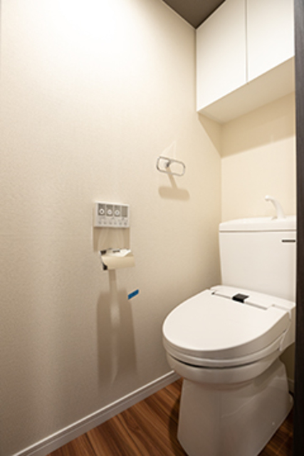 トイレは収納付き※写真は同タイプ住戸です。