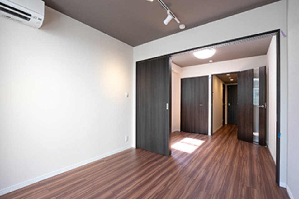 ブラウンの落ち着いた部屋
※写真は同タイプ住戸です。