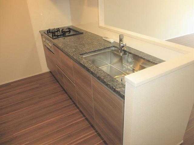 3口のガスコンロがあり、リビングを眺めることができます。