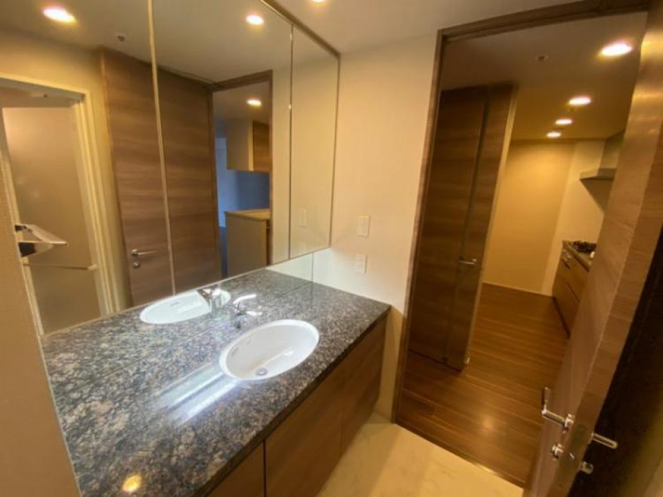 キッチン横には洗面台。洗面台は余裕があってトップもシックな感じです。