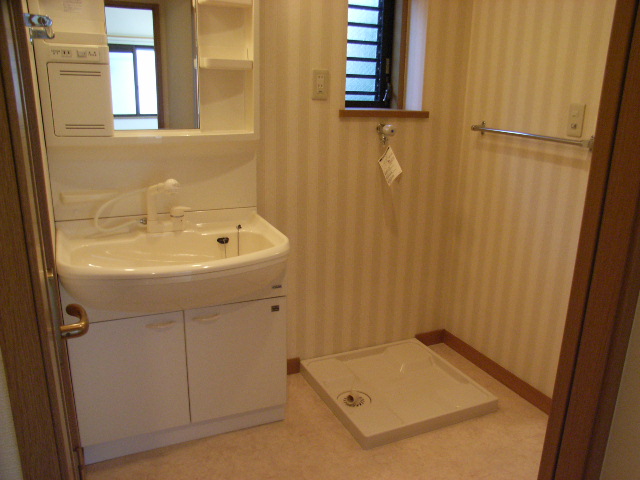 独立洗面台は洗濯機とお隣同士です。