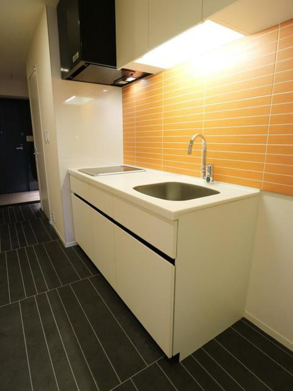 キッチンのパネルはイエロー味が掛かったものになっています。※写真は同タイプ住戸です。