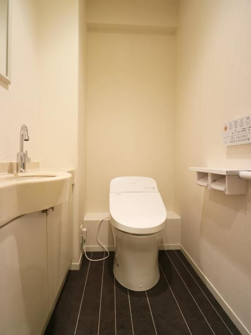 トイレと洗面台はお隣同士。※写真は同タイプ住戸です。