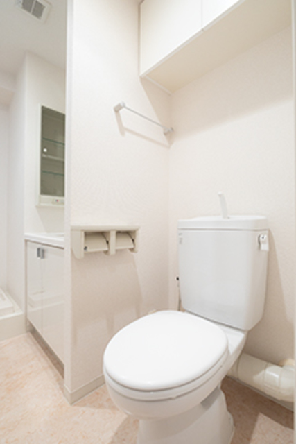 トイレは収納棚付き
※写真は同タイプ住戸です。