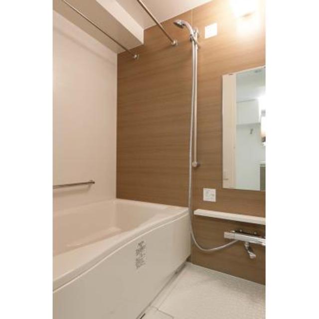 オシャレなアクセントウォールのバスルーム！リフレッシュできそうです♪
※写真は同タイプ住戸です。