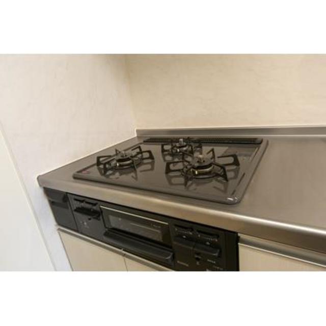 ３口コンロで料理が捗りそう※写真は同タイプ住戸です。