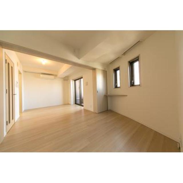 小窓がついた5.35帖の部屋
※写真は同タイプ住戸です。