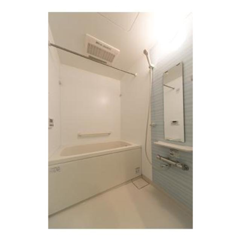 お風呂はシンプル※写真は同タイプ住戸です。