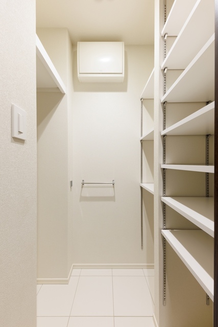 広々としたシューズインクローゼットには、アウトドアグッズも収納可能。※写真は同タイプ住戸です。