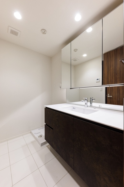 三面鏡が嬉しい独立洗面台。※写真は同タイプ住戸です。