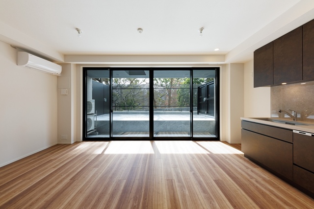 かっこよさと落ち着きをそなえたリビングルーム。※写真は同タイプ住戸です。