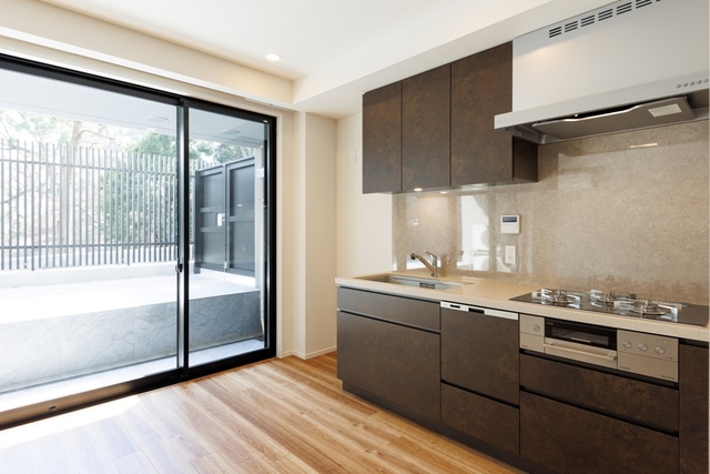 窓際のキッチン。日当たりが良い場所でする料理は楽しいですね。※写真は同タイプ住戸です。