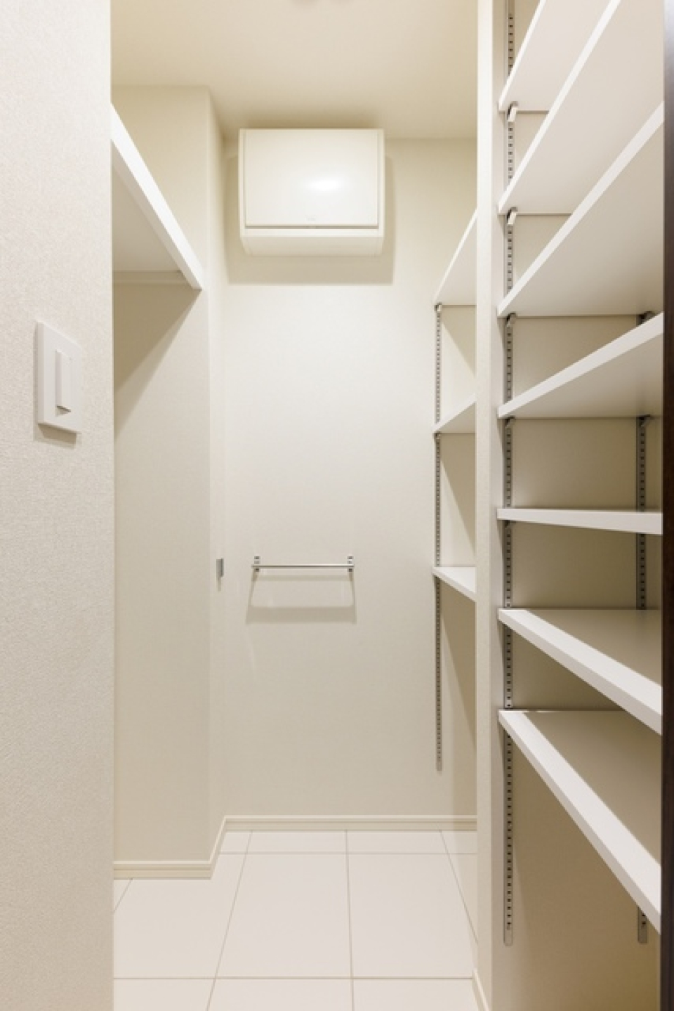 広々としたシューズインクローゼットには、アウトドアグッズも収納可能。※写真は同タイプ住戸です。