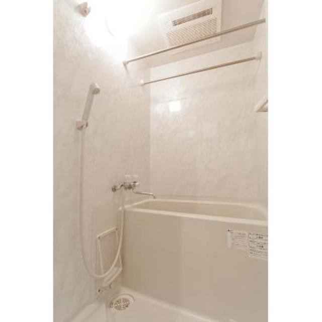 浴室乾燥機付きのバスルーム。
※写真は同タイプ住戸です。