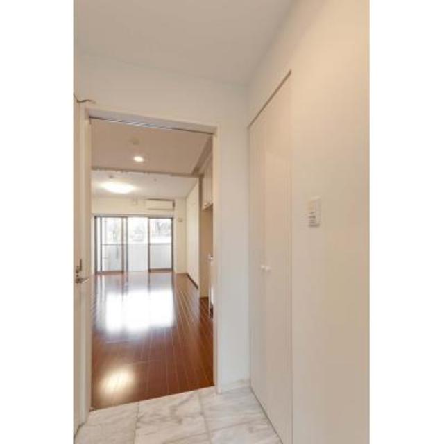 玄関も白を基調としているので、広々として見えます。
※写真は同タイプ住戸です。