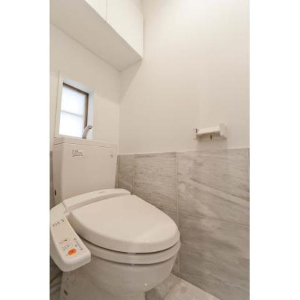 アクセントウォールが可愛いトイレ。
※写真は同タイプ住戸です。