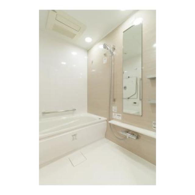 ナチュラルなパネルが採用された浴室。※写真は同タイプ住戸です。