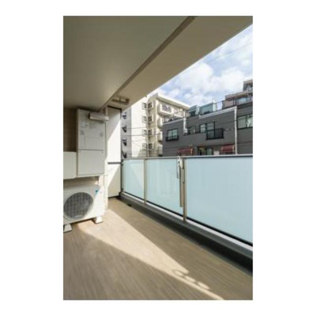 バルコニーに日が入った時の様子。※写真は同タイプ住戸です。