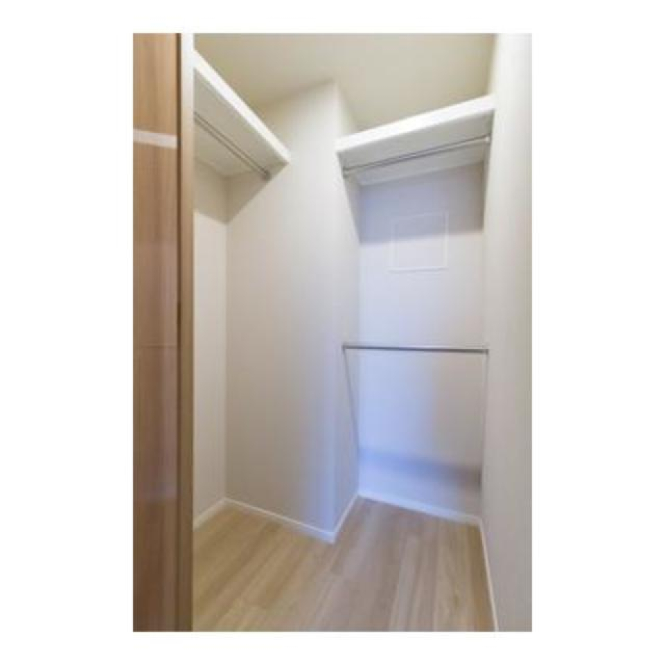 ６．０畳の洋室にはウォークインクローゼットが併設されています。※写真は同タイプ住戸です。