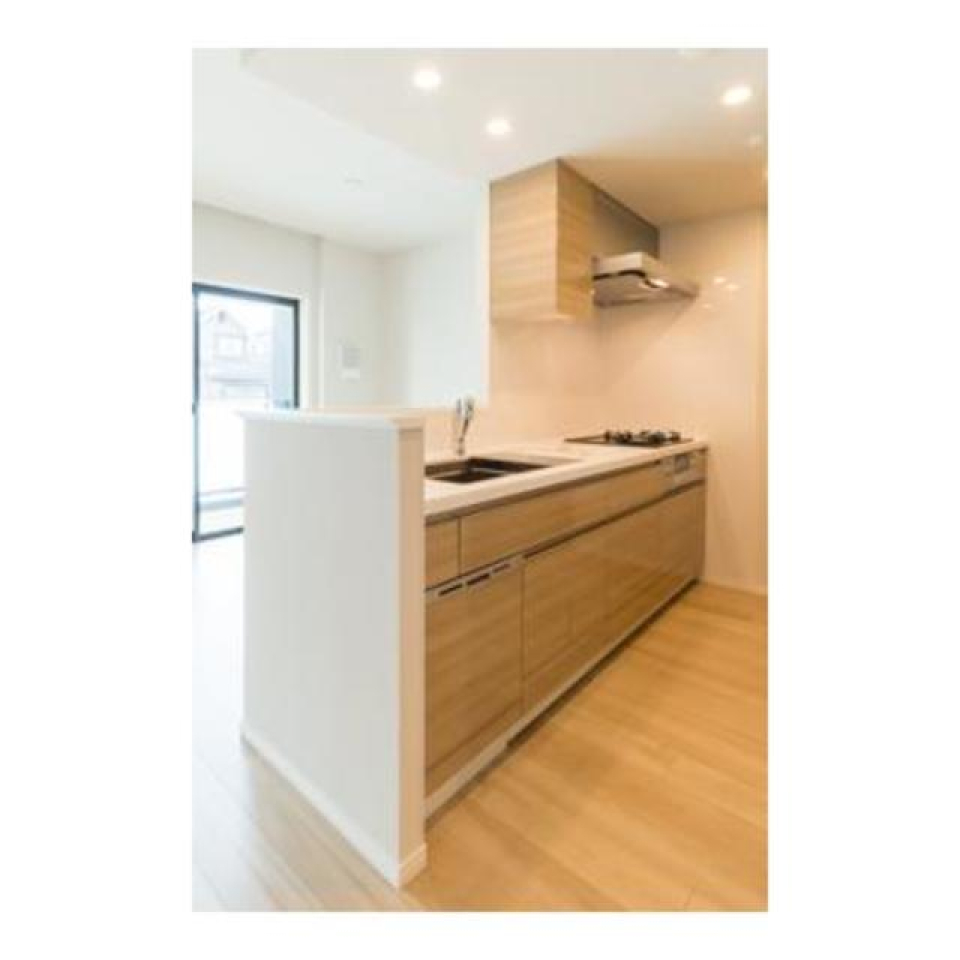 ３口のガスコンロが設置されている３．２帖のキッチンです。※写真は同タイプ住戸です。