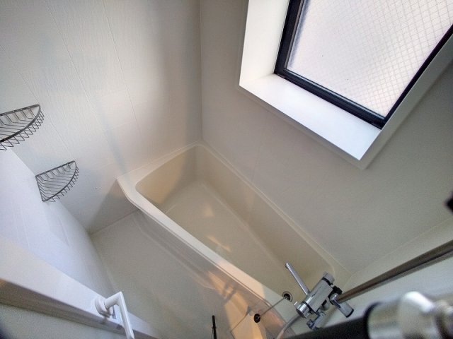 お風呂は奇抜な形。それでも体は温められます！そして浴室乾燥機付きです！