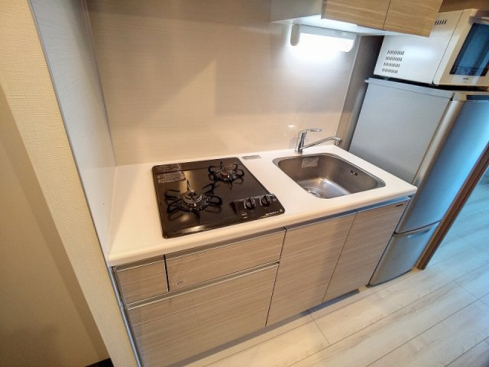 キッチンは3口コンロ！
シンクがなんか正方形でかわいい！