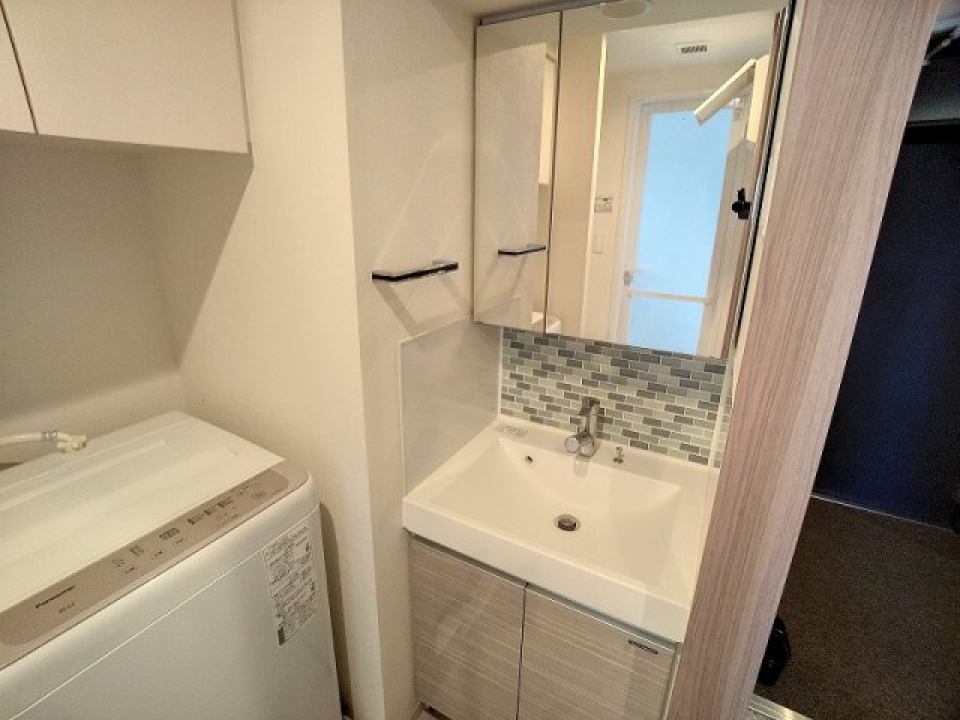 広々とした洗面台。鏡も大きいから朝の支度が楽しくなりそう！