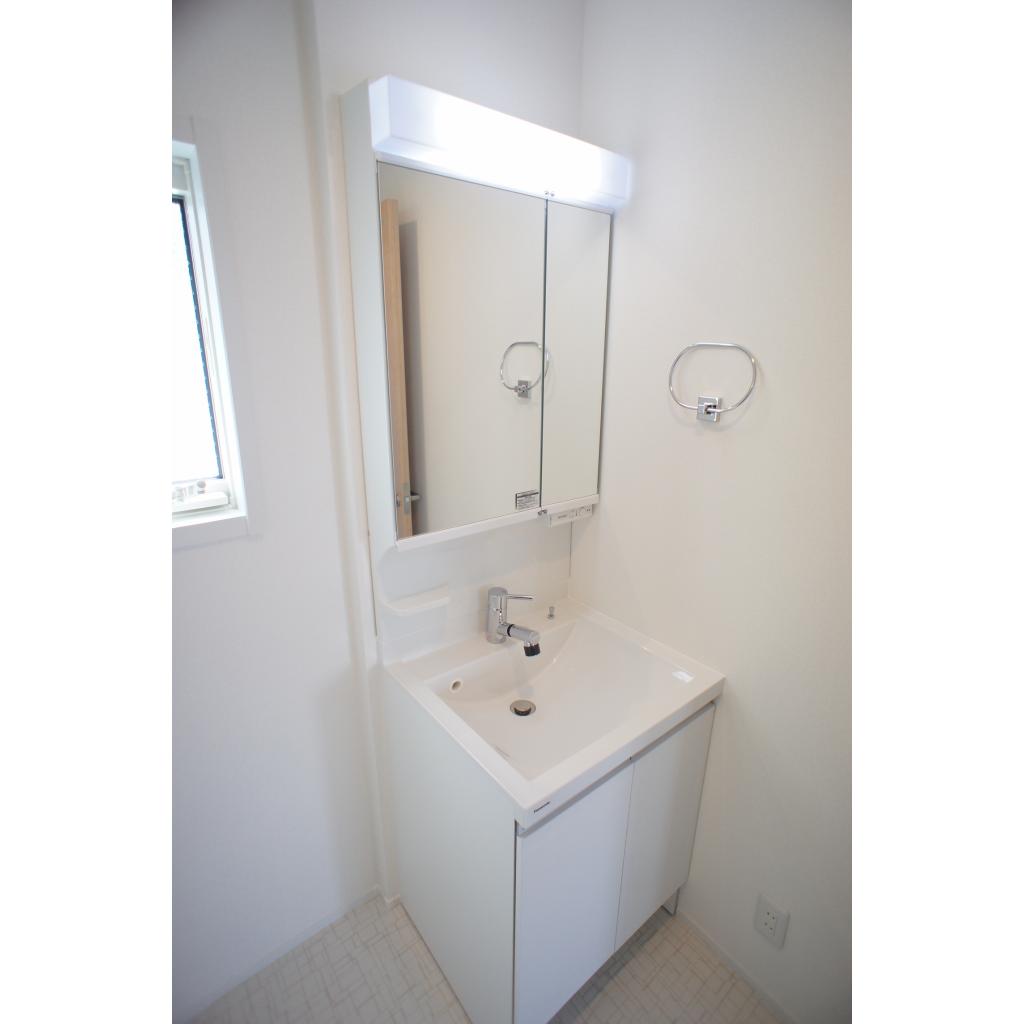 洗面所は真っ白で清潔感があります