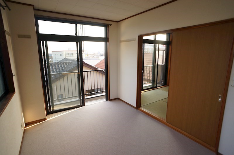 バルコニーと繋がっている洋室6帖