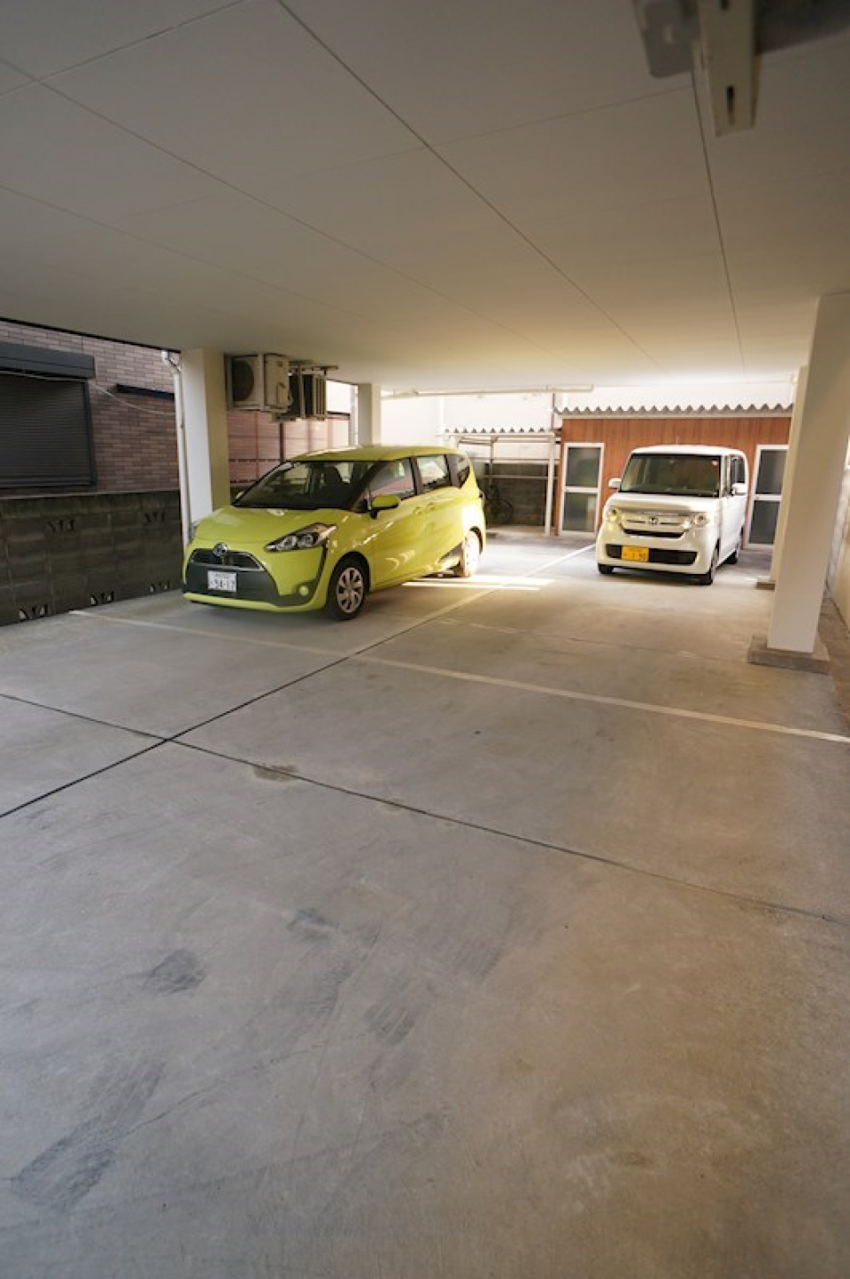 駐車場2台分のスペースあります（縦列）