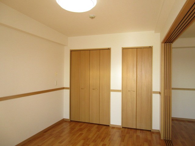 リビング横の洋室6帖。クローゼット付きです