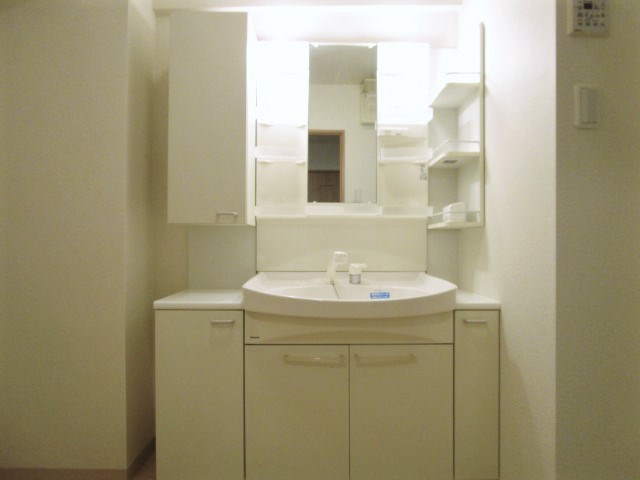 収納スペースバッチリの洗面脱衣所