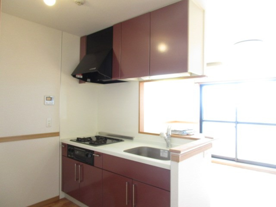 ワインレッド色が映えるキッチン