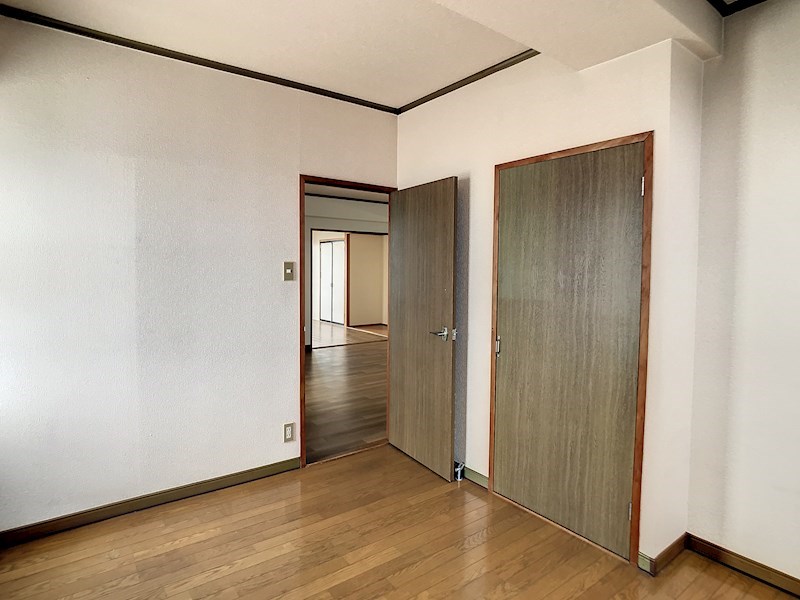 収納スペース付きの洋室5帖