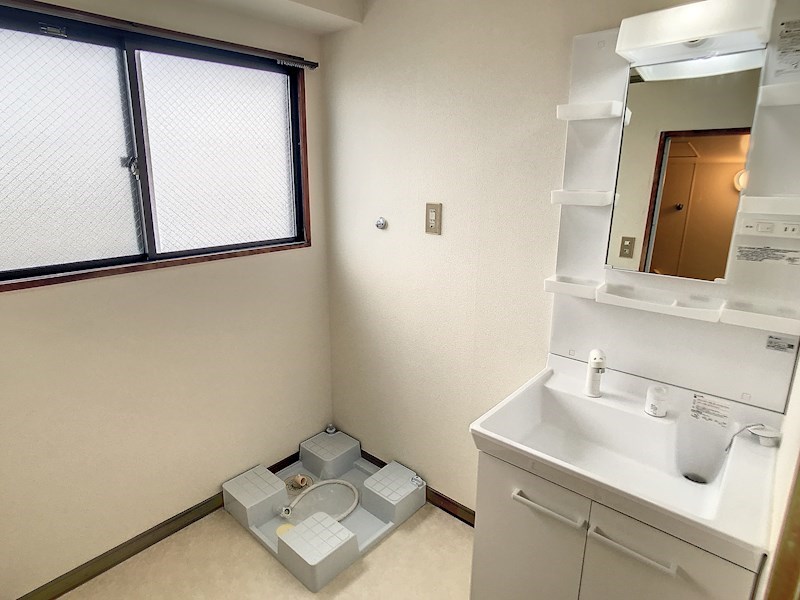 窓付きの洗面脱衣所