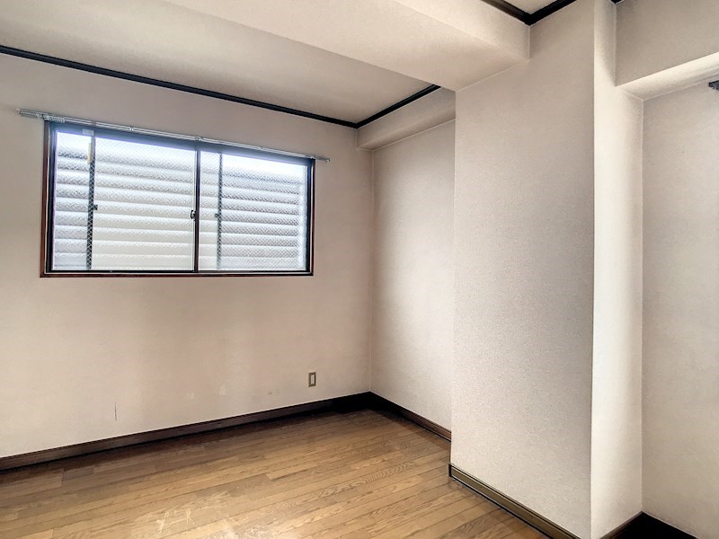 洋室5帖にも窓付いています。