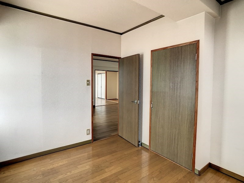 収納スペース付きの洋室5帖