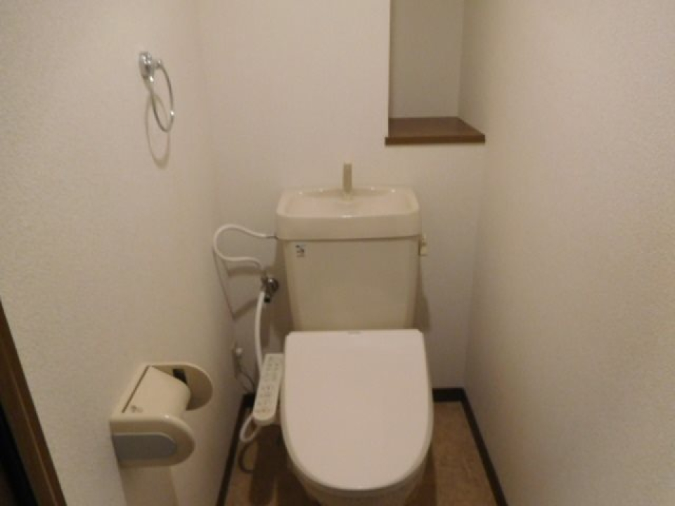 ミニ収納棚付きのトイレ