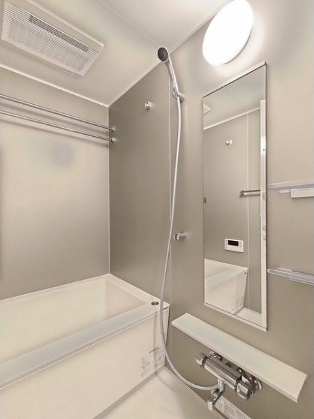 浴室乾燥機能付きのバスルーム