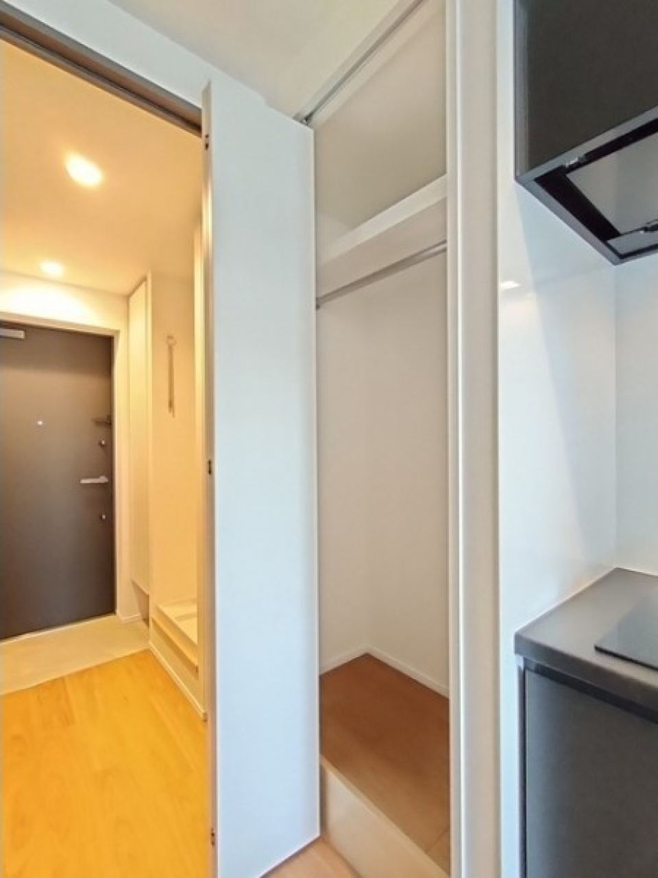 キッチンの横に奥行のあるクローゼットがあります