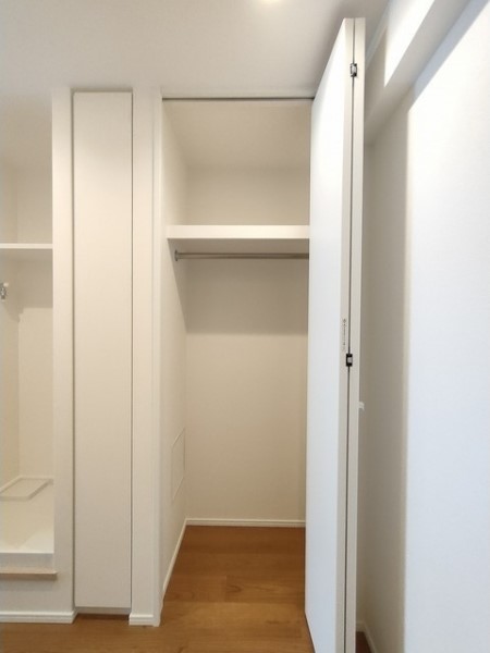 玄関の正面にコンパクトなクローゼットがあります