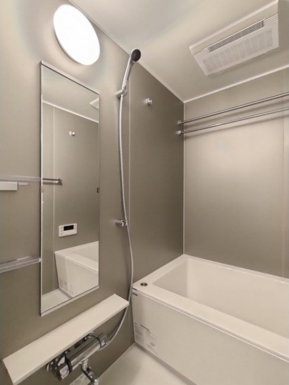 浴室乾燥機能付きのバスルーム