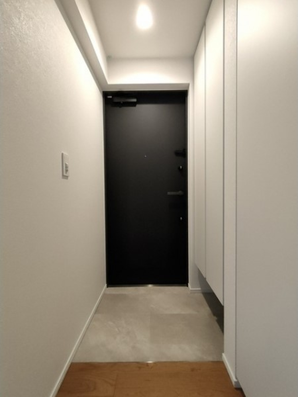 玄関ライトはセンサーでポッと灯ります