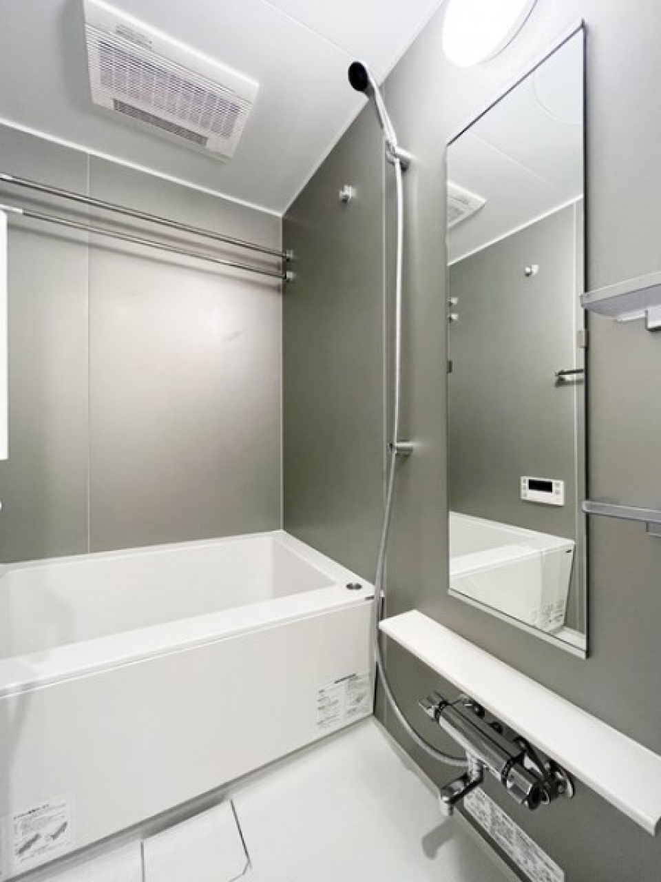 浴室乾燥機能付きのバスルーム