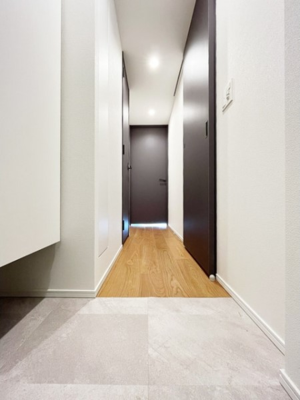 玄関ライトはセンサーでポッと灯ります