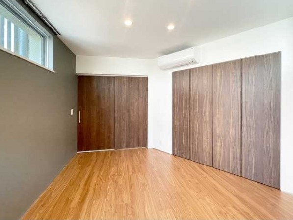 窓が高い位置にあるので朝もぐっすり眠れそうです